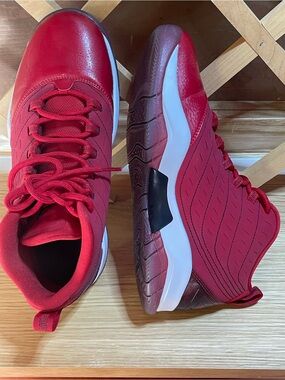 Nike’Air Jordon Max Aura Gym Red / NWOT /
Low Availability/ HTF/ Unisex